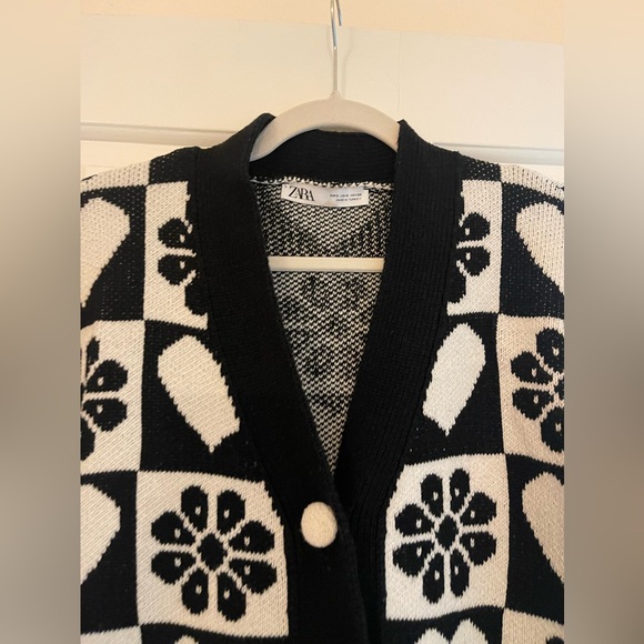ZARA WOMAN JACQUARD KNIT CARDIGAN HEART
FLORAL BLACK WHITE, Size S - Picture 2 of 2